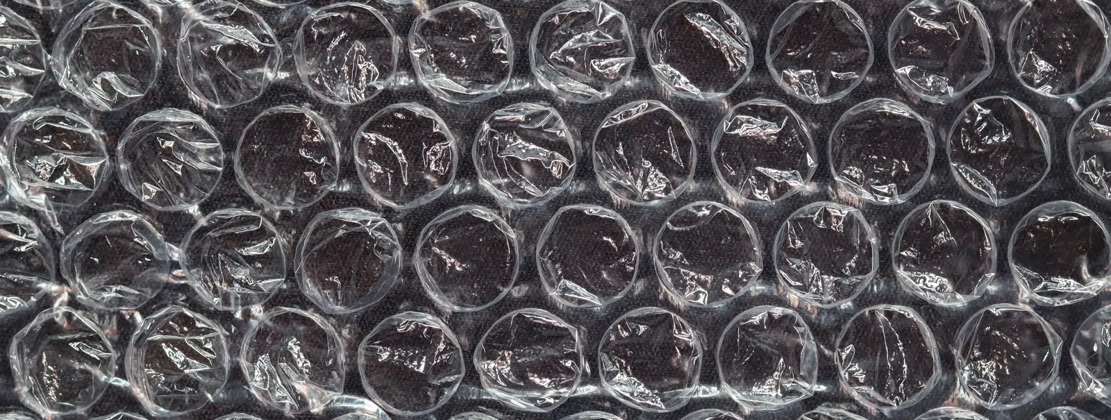 Nærbilde av bobleplast, klar til å pakke inn skjøre gjenstander